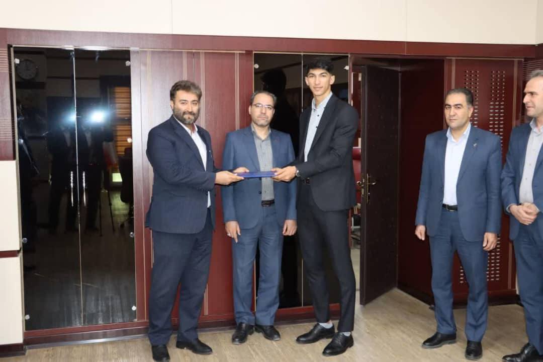 اقدام شایسته مدیریت امورشعب بانک رفاه استان کرمانشاه در تجلیل از آرین سلیمی