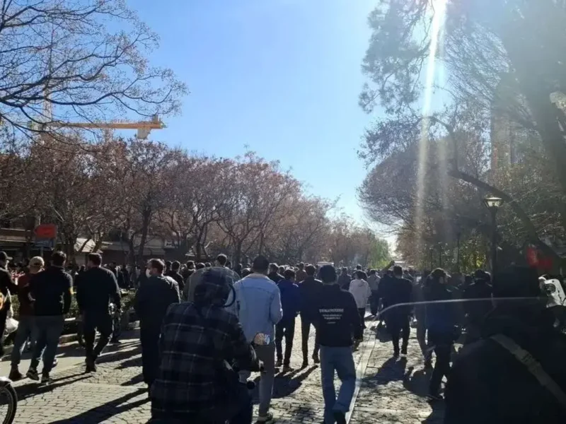 تجمع اعتراضی و شعار «مرگ بر گرانی» در بازار کرمانشاه، امروز ۱۷ دی