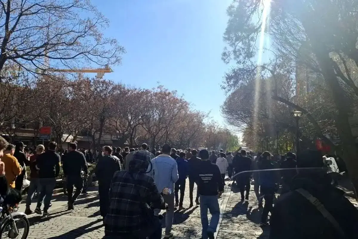 تجمع اعتراضی و شعار «مرگ بر گرانی» در بازار کرمانشاه، امروز ۱۷ دی